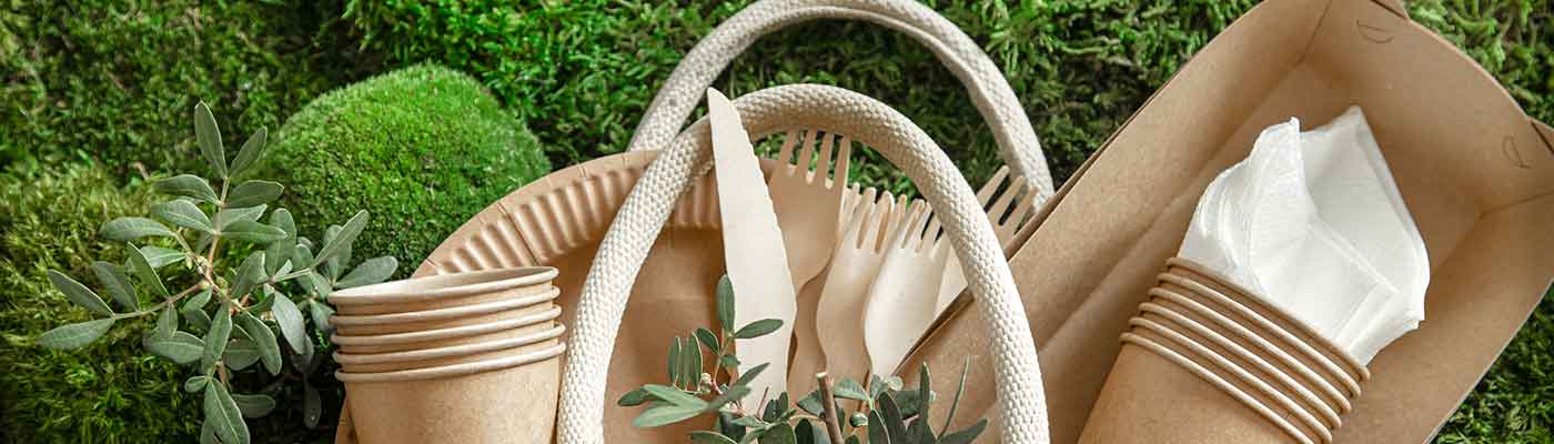 Al ser un tipo de envase tan ligero, según su diseño y su capacidad, permite un ahorro de costes además de un transporte más fácil. A parte de contar con que al ser biodegradable, puede ser tirado al contenedor normal, esto no sólo resulta positivo para los clientes que no puedan, por espacio, permitirse varios cubos en su cocina, sino para los locales donde lo usen in situ y tengan que efectuar limpieza y recogida de dicho tipo de envase. envases_biodegradables